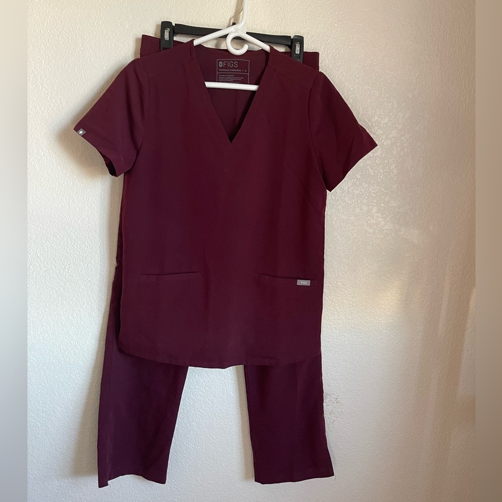Fig NWOT Kasma three pocket scrub top Kade scrub pants size small maroon